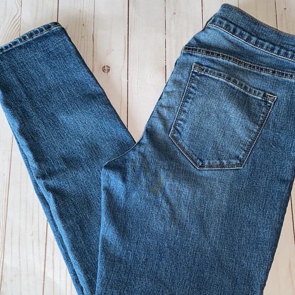 Old Navy Denim - Women’s Old Navy original skinny jeans tapered leg stretchy size 8 medium wash